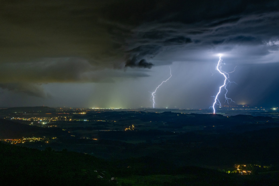 Vom Schuhchristleger, einem Aussichtsberg bei Haibach im Landkreis Straubing, ließ sich die Gewitterzelle gut erkennen.