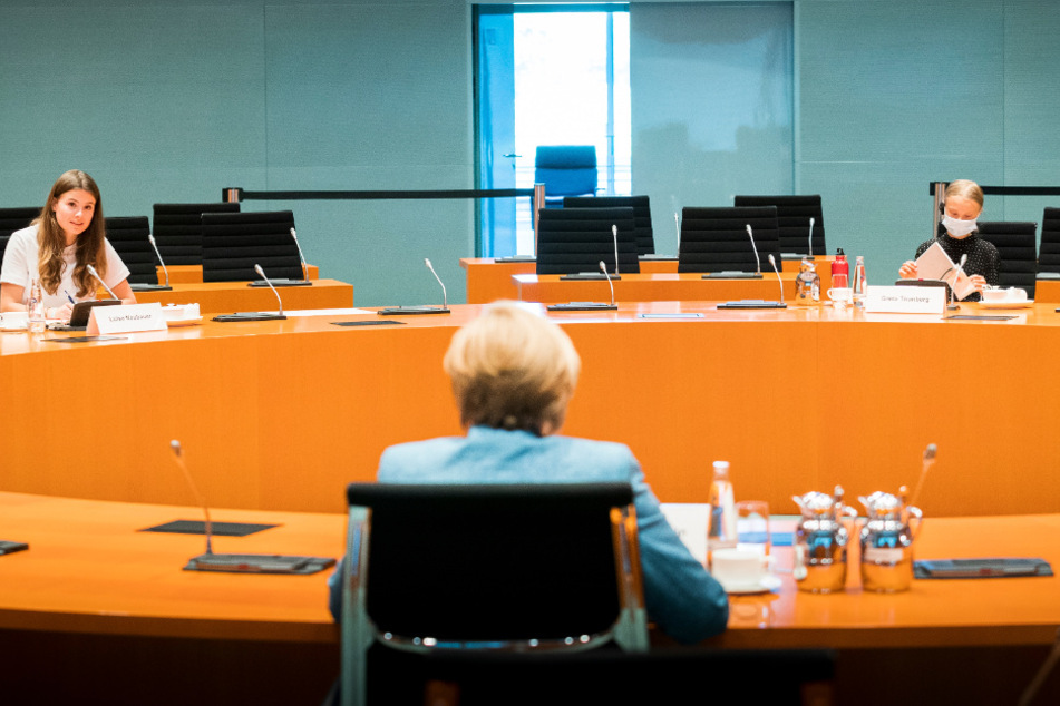Bundeskanzlerin Angela Merkel (CDU) unterhält sich mit den Klimaktivistinnen Luisa Neubauer (l.) und Greta Thunberg im Internationalen Konferenzsaal des Bundeskanzleramts.