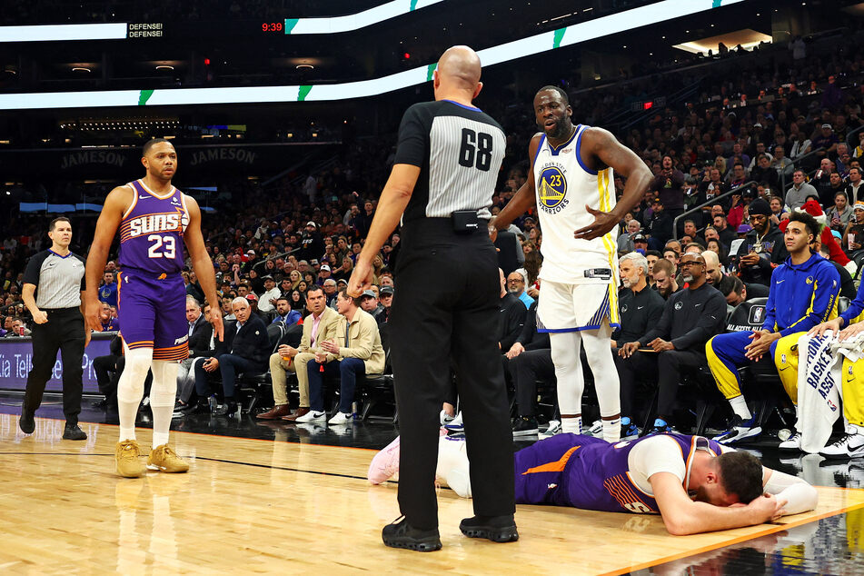 Golden State Warriors star Draymond Green (r.) has been hit with an indefinite suspension by the NBA after his clash with Jusuf Nurkic of the Phoenix Suns.