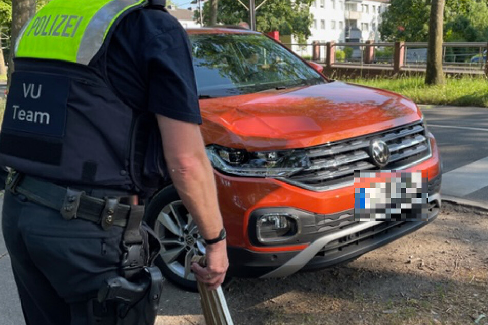 82-Jährige überquert Straße und wird von VW angefahren: Frau erliegt ihren Verletzungen
