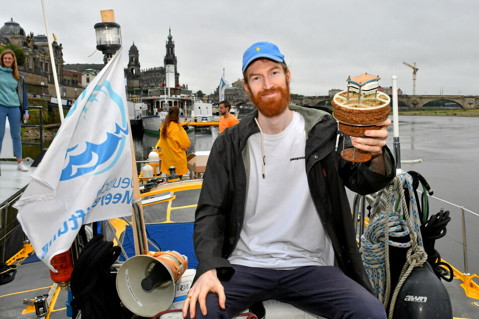 Der Dresdner Filmemacher Steffen Krones (29) zeigt seine Plastik-Boje ("Drifter"), die von der Elbe bis zur Arktis trieb.