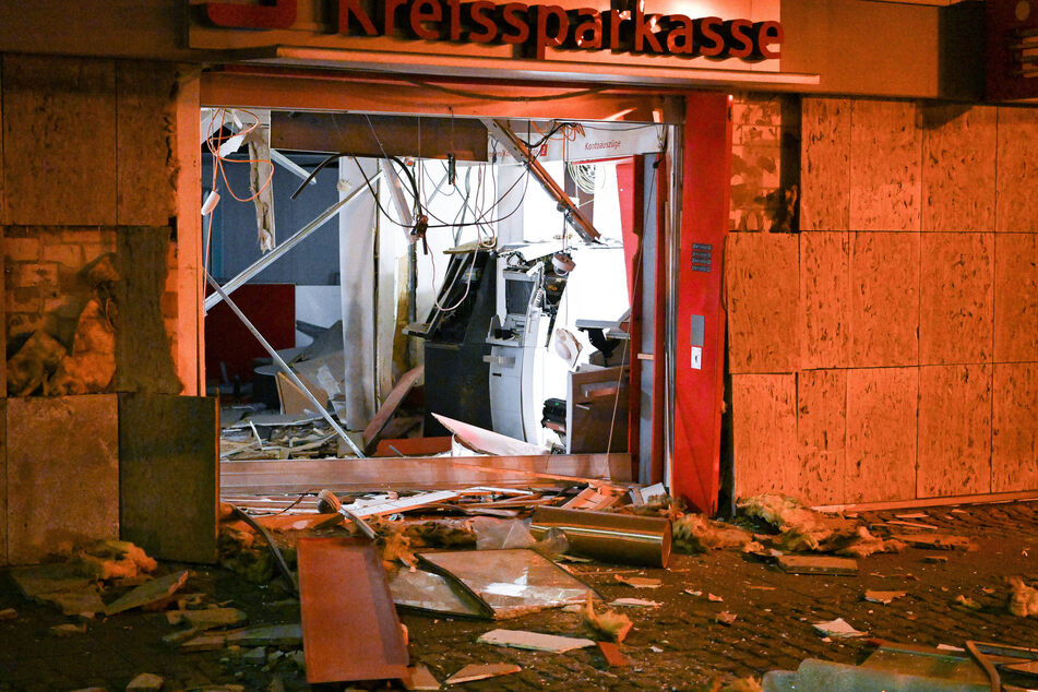 Bei Geldautomaten-Sprengung: Gebäude stark beschädigt