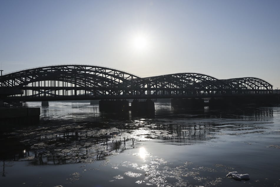 Nach der Kollision eines Schiffes mit dem Bauwerk bleibt die Brücke zunächst für den Fußgänger- und Fahrzeugverkehr gesperrt.