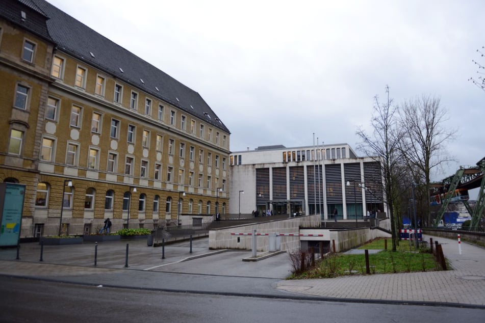 Schon zum Auftakt des Prozesses vor dem Wuppertaler Amtsgericht gestand der 39-Jährige die Vorwürfe umfassend. (Archivfoto)