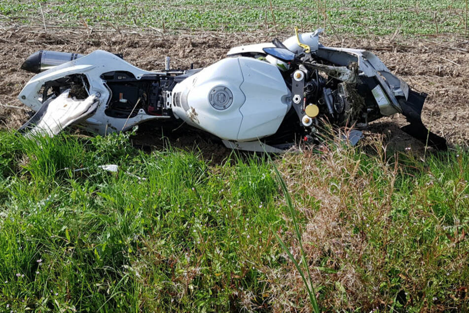 Totalschaden! Junger Mann stürzt schwer mit seinem Motorrad