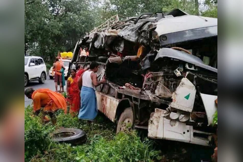 Nach dem Unfall brannte der Reisebus aus.