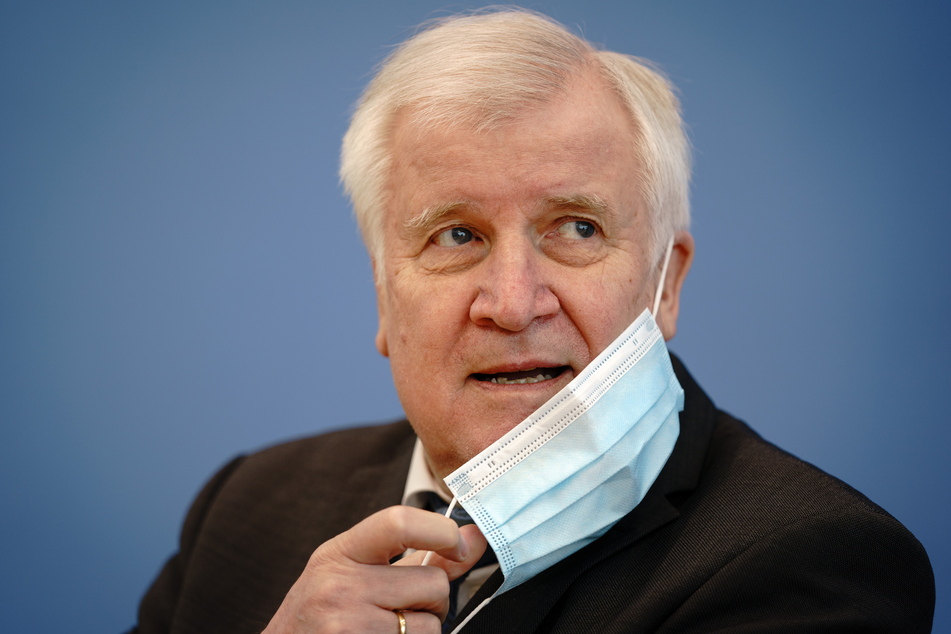 Ex-Bundesinnenminister Horst Seehofer (74, CSU) mahnt die vielen Impfschäden an.