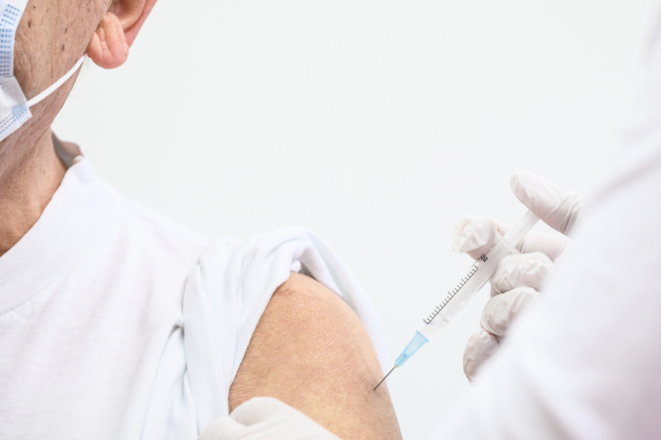 Ein Mann wird gegen das Coronavirus geimpft.