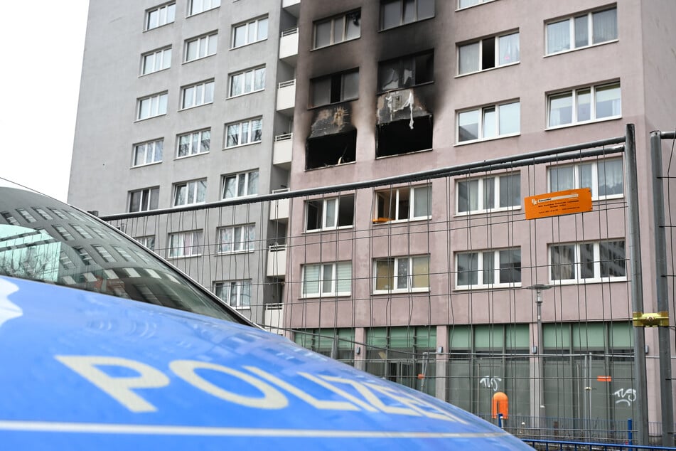 Das Feuer war in einer Wohnung des 20-geschossigen Gebäudes ausgebrochen. Beim Eintreffen der Feuerwehr schlugen bereits Flammen aus den Fenstern.