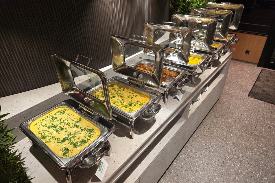 Der Hauptgang wurde am Büfett präsentiert, Vorspeisen und Dessert bot der Service vom Tablett an.