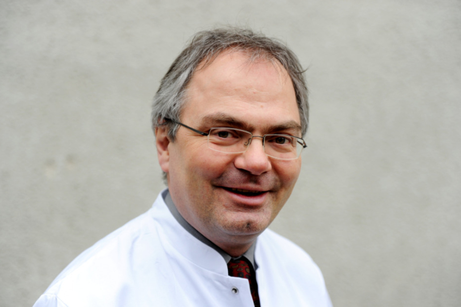 Der Virologe Helmut Fickenscher, Leiter des Instituts für Infektionsmedizin der Universität Kiel, steht in einem Labor.