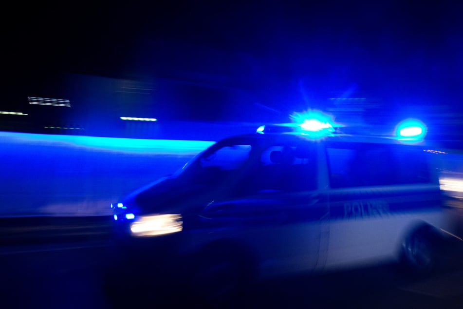 Erst durch den Schuss in einen Vorderreifen hatte sich der Falschfahrer stoppen lassen. (Symbolbild)