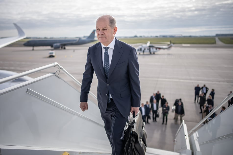 Bundeskanzler Olaf Scholz (65, SPD) steigt auf dem militärischen Teil des Hauptstadtflughafens BER ins Flugzeug nach Israel.