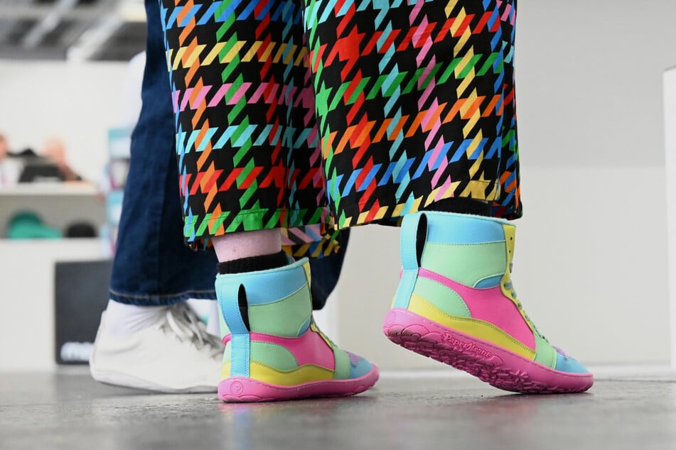 In der Messe Offenbach werden zahlreiche Barfußschuhe ausgestellt. Die "Barefoot European Shoe Fair" hat einiges zu bieten.