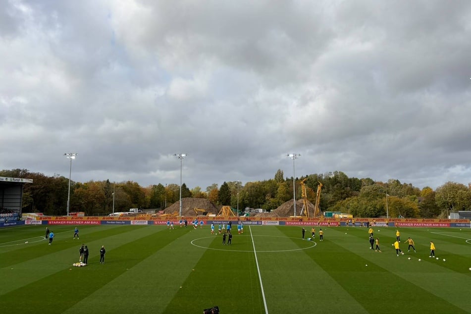 Hier sieht man es gut, Dynamo spielt heute auf einer Baustelle. Hier fehlt eine Tribüne, dort pfeift der Wind schön rein.