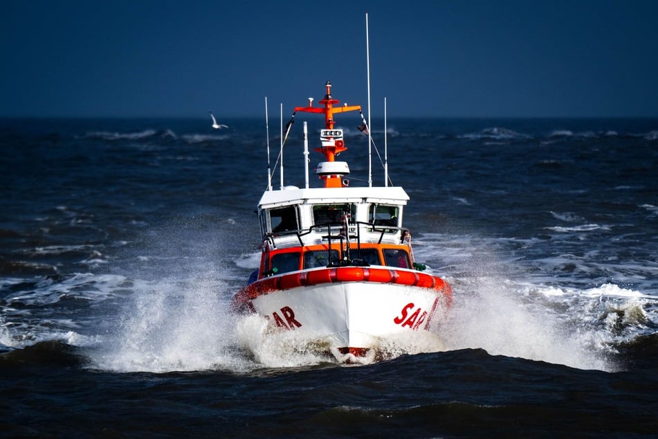 Am Sonntag war ein Mann von Bord eines Fischkutters ins Wasser gestürzt. Zahlreiche Rettungskreuzer und Rettungsboote suchten nach ihm. (Symbolbild)