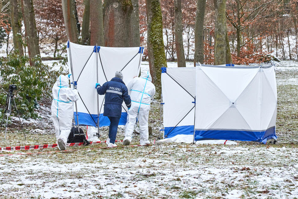 Die Polizei sperrte seinerzeit den Park an der Somsdorfer Straße, wo Spaziergänger die Leiche fanden.