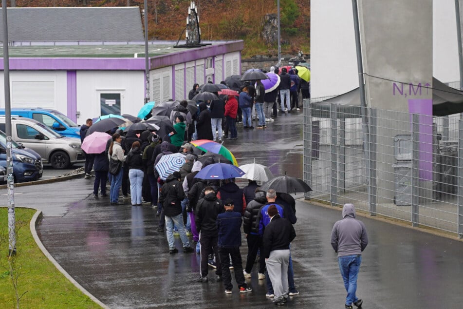 Trotz Wind und Regen: Zahlreiche Aue-Fans warteten vor dem Fanshop, um Tickets für das Sachsenpokal-Halbfinale gegen den CFC zu ergattern.