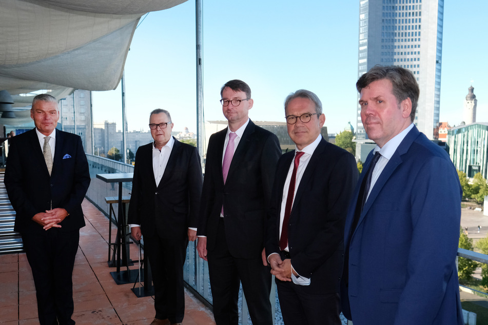 V.l.n.r.: Holger Stahlknecht (CDU), Innenminister des Landes Sachsen-Anhalt, Michael Stübgen (CDU), Innenminister des Landes Brandenburg, Roland Wöller (CDU), Innenminister des Landes Sachsen, Georg Maier (SPD), Innenminister des Landes Thüringen, sowie Torsten Akmann (SPD), Staatssekretär des Berliner Senats für Inneres.