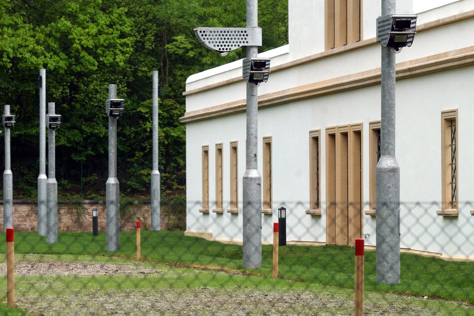 Kameras und Überwachungs-Sensoren auf dem Gelände des Maßregelvollzugs in Hildburghausen.
