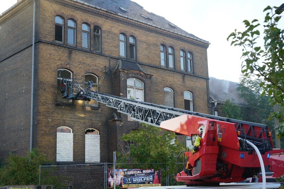 Die Feuerwehrkräfte konnten sich nur über eine Drehleiter Zugang zum Gebäude verschaffen.