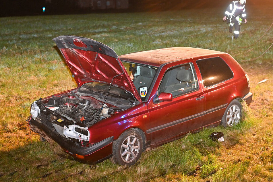 Der Golf-Fahrer kommt von der Straße ab und landet auf einem benachbarten Feld.