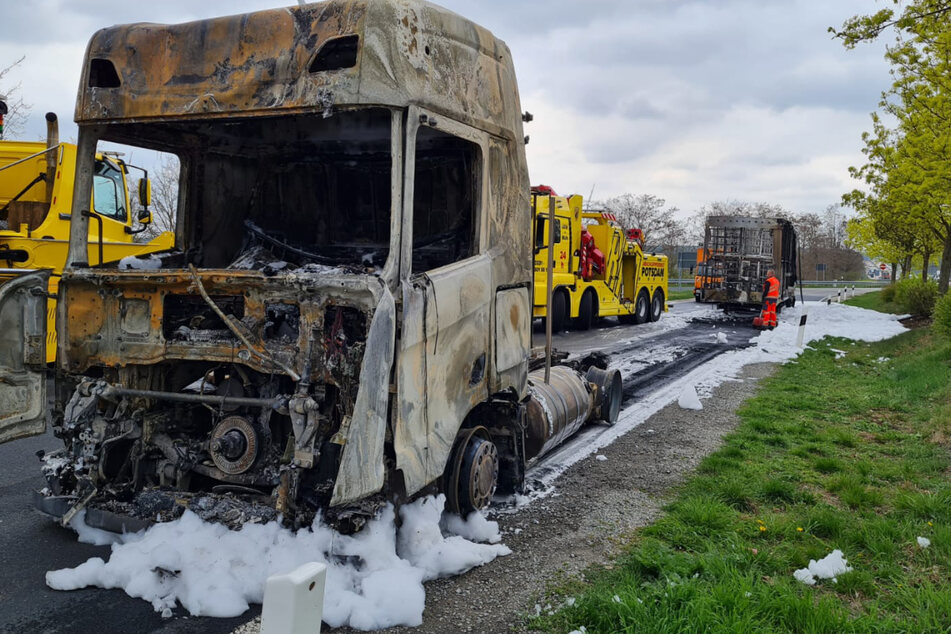 Der Lkw hat aus bislang unbekannter Ursache Feuer gefangen und brannte komplett aus.