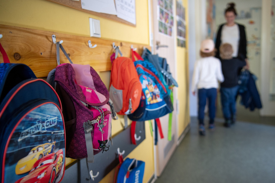 Kinderrucksäcke hängen im Eingangsbereich eines Kindergartens. (Zu «Kitas in Brandenburg im brandenburgischen Wandlitz.