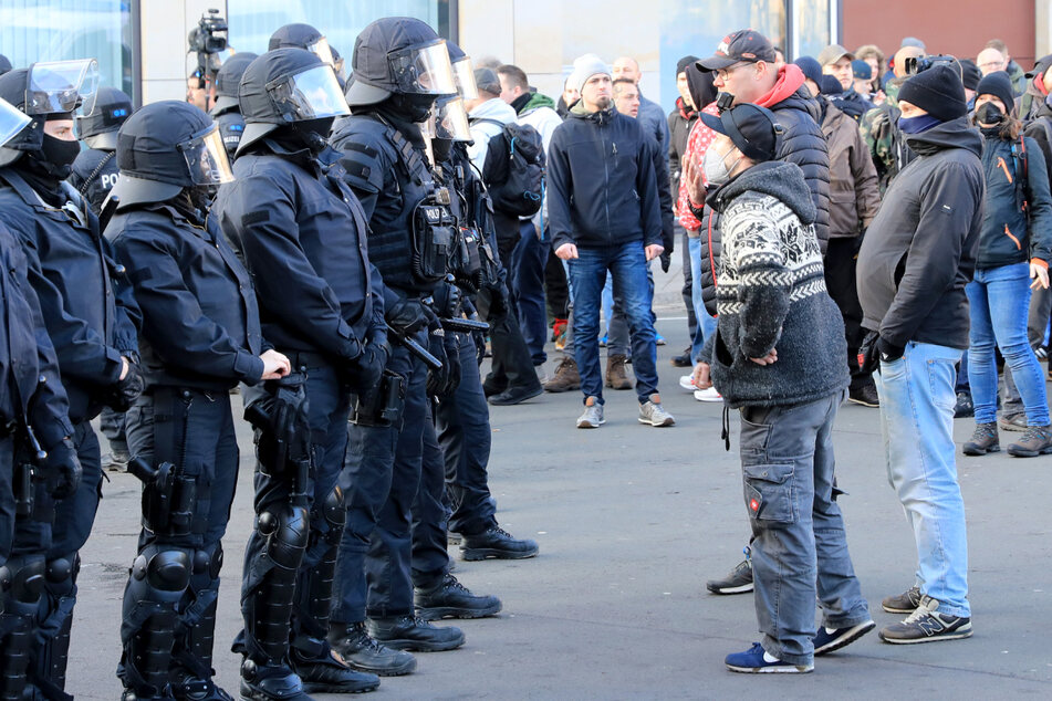 Magdeburg am vergangenen Samstag: Polizisten und Teilnehmer einer "Friedenswanderung" stehen sich in der Innenstadt der Landeshauptstadt gegenüber.