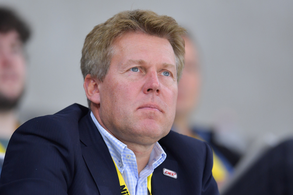 Gernot Tripcke, Geschäftsführer der Deutschen Eishockey Liga, sitzt in einer Eishalle.