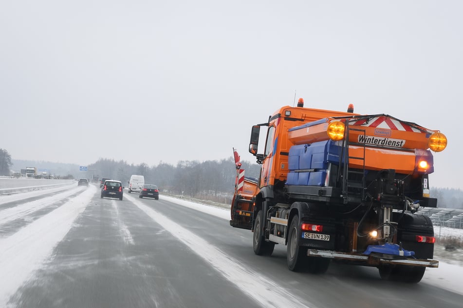 Ein Räum- und Streufahrzeug ist auf der Autobahn A7 zwischen Kiel und Hamburg unterwegs.