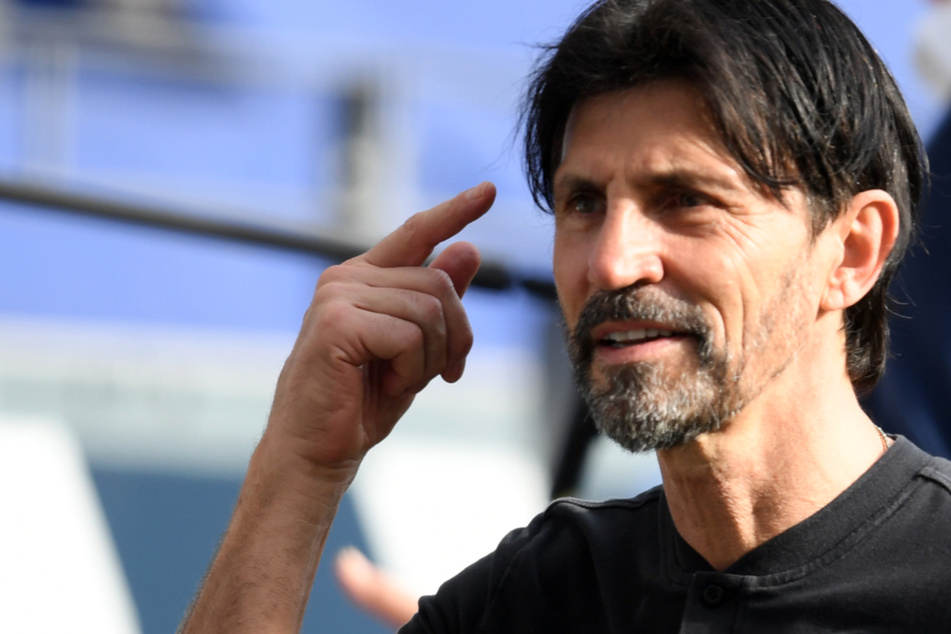 Das Foto vom 20. Februar zeigt Frankfurts Sportdirektor Bruno Hübner vor dem Spiel gegen den FC Bayern München.