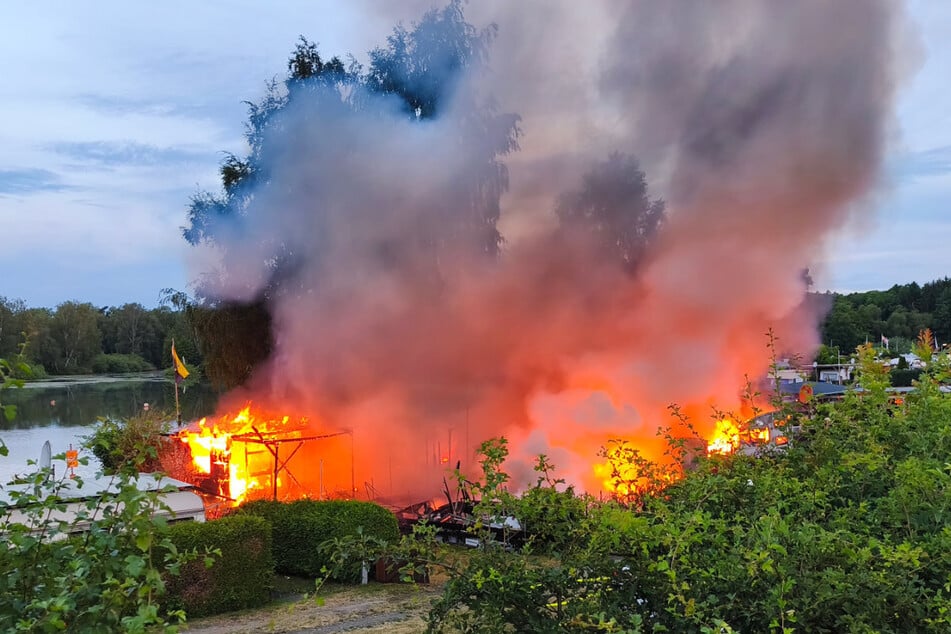 Bei einem Brand auf einem Campingplatz in der Oberpfalz sind mehrere Wohnwagen in Brand geraten. Möglicherweise gab es mindestens ein Todesopfer.
