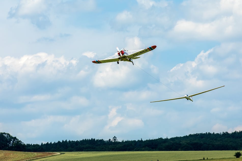 In Frankreich stürzten ein Schlepp- und ein Segelflugzeug ab. (Symbolfoto)