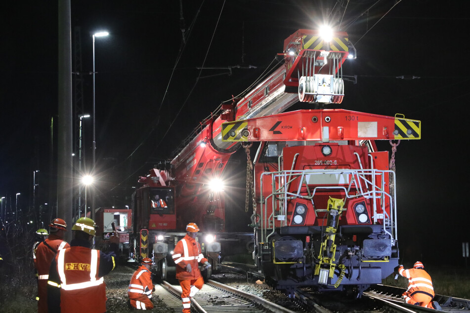 Bahnunfall nahe Riesa: 84-Tonnen-Lok entgleist, Bahnstrecke tagelang gesperrt
