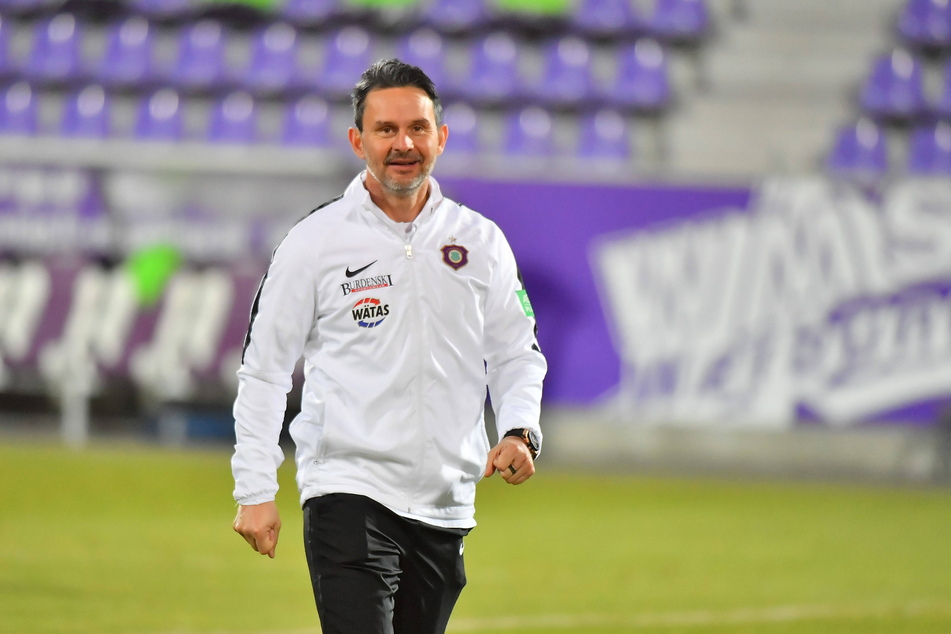 Der Heimsieg gegen den VfL Bochum zauberte FCE-Coach Dirk Schuster (53) ein Lächeln aufs Gesicht.