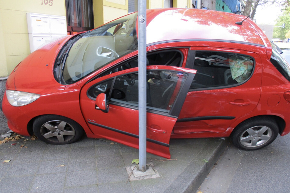 Der Peugeot wurde bei dem Unfall erheblich beschädigt.