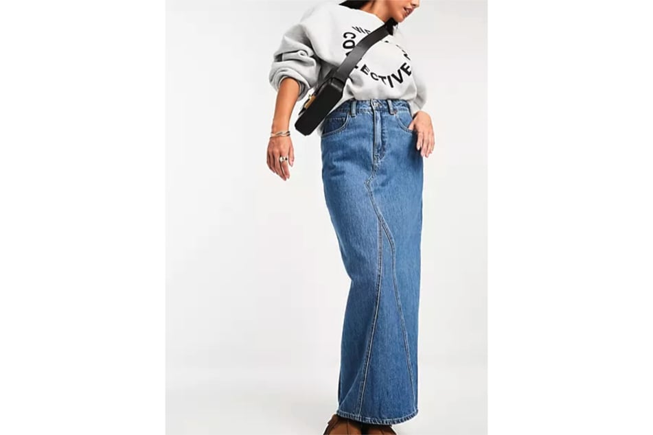 Lange Röcke in Jeans wie dieser Maxirock von Mango sind aktuell besonders angesagt.