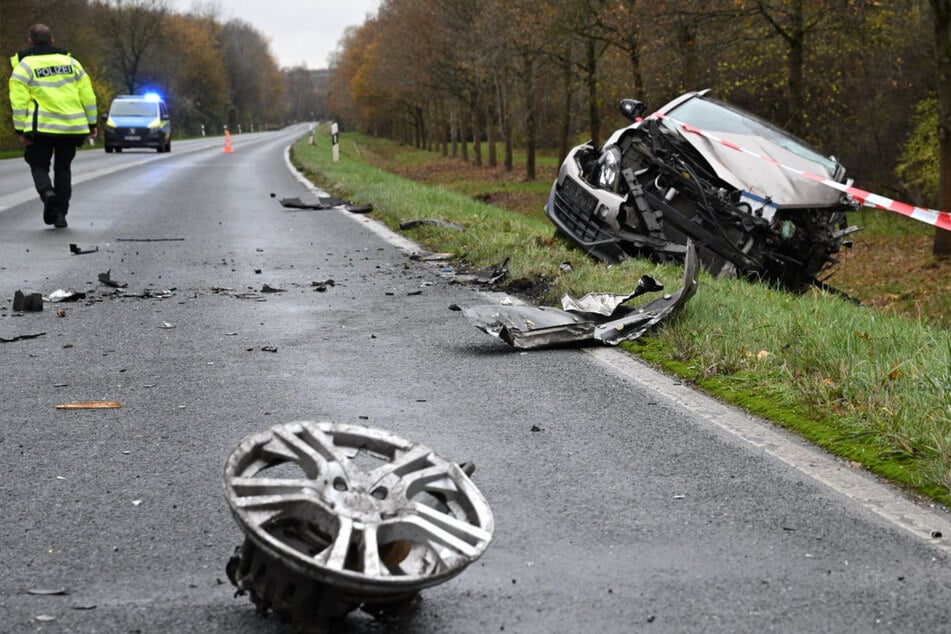 K29 voll gesperrt: Nissan und Lkw von der Straße geschleudert