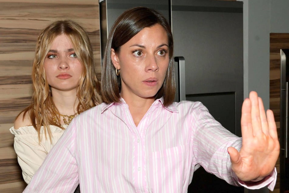 Matilda (r.) stellt sich schützend vor ihre Halbschwester Johanna.