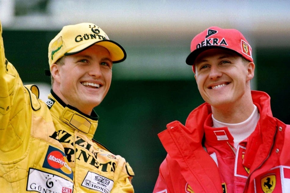 Michael Schumacher und sein Bruder Ralf (links) im Jahr 1998 auf dem Hockenheimring.