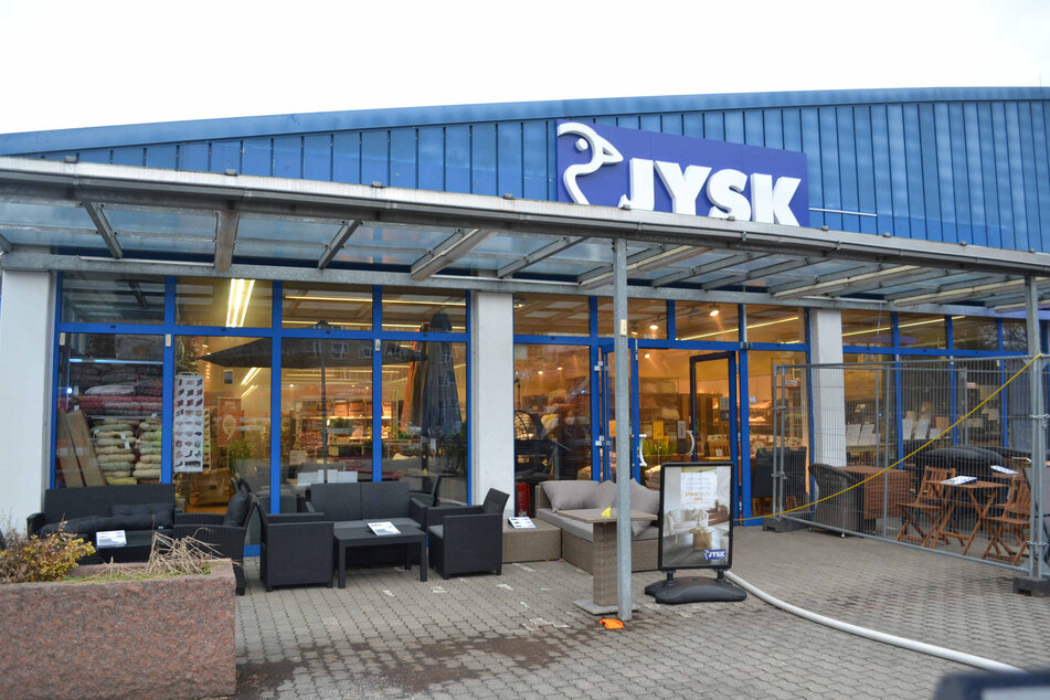 Der Verkaufsraum vom Einrichtungsmarkt "JYSK" am Cottbusser Tor war infolge des Brandes verraucht und musste belüftet werden.