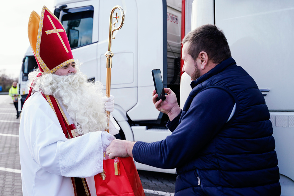Einige Fernfahrer machten sogar Fotos vom Nikolaus, um sie ihren Familien zu schicken.