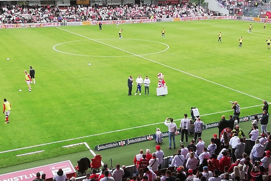 Sportminister Gordon Hoffmann überreicht Sebastian Lemke und Energie Cottbus einen Geld-Scheck für die Stadion-Sanierung.