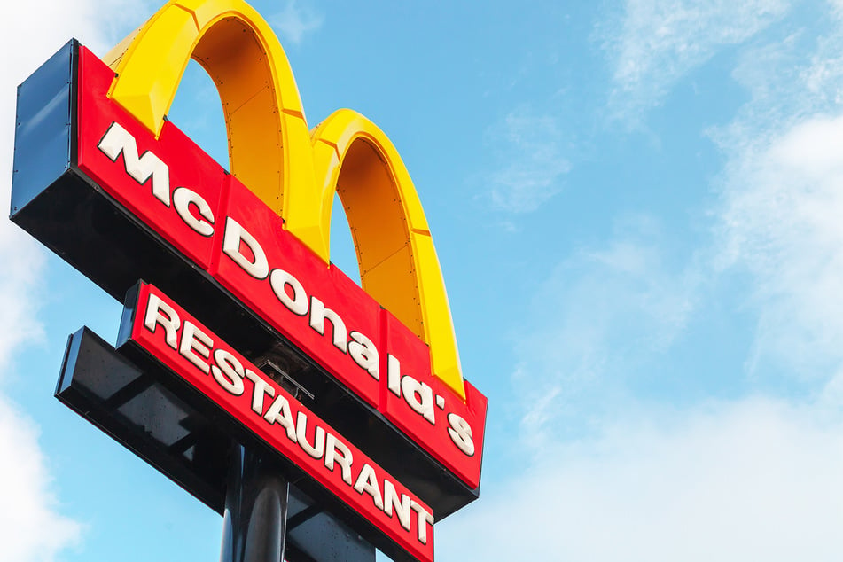 Ein Hinweisschild wirbt für den Standort eines McDonald's-Restaurants.
