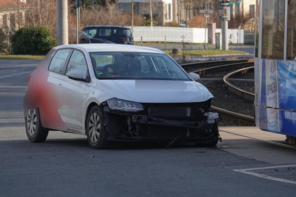 Der VW-Fahrer hatte offenbar beim Abbiegen die von hinten kommende Straßenbahn übersehen, was zum Zusammenstoß führte.