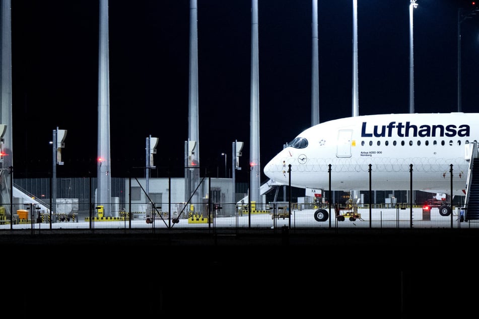 Fünf Flugzeuge "strandeten" noch vor dem Start wegen starker Schneefälle auf den Startbahnen in München. (Symbolbild)