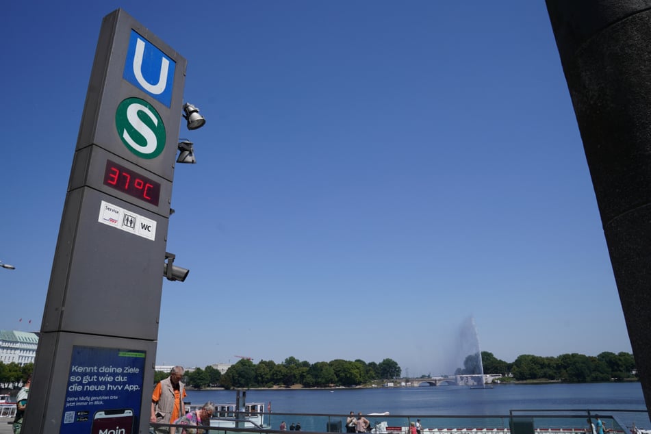 Das Thermometer zeigt im Sommer in Hamburg immer öfter über 30 Grad an. (Archivbild)