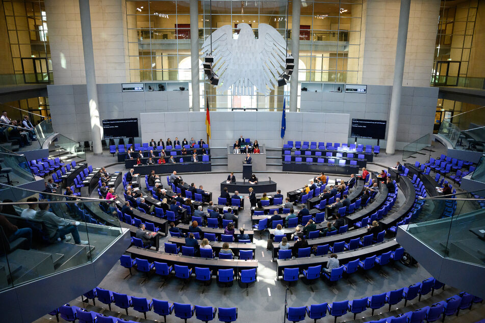 Christian Lindner (43, FDP), Bundesminister der Finanzen, spricht bei der Plenarsitzung im Deutschen Bundestag.