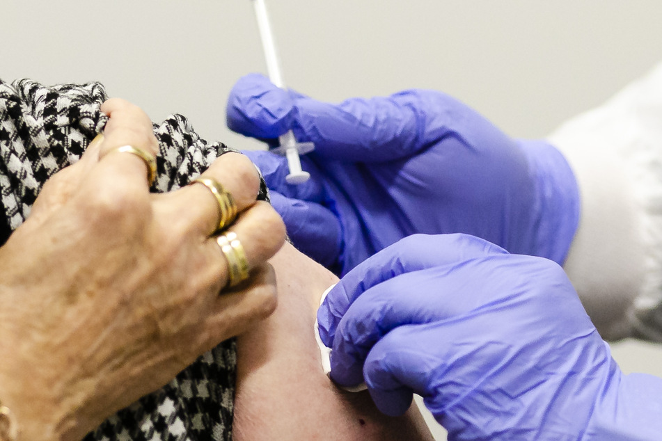 Eine Frau in Kiel wird gegen das Coronavirus geimpft.